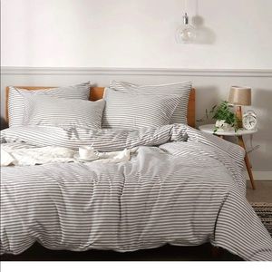 NWOT- Striped King Duvet and pillow case set- NEW!